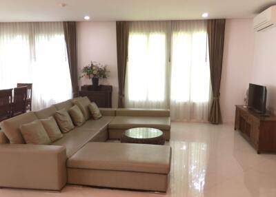 4 bed Condo in The Verandah Khlong Toei Nuea Sub District C11536