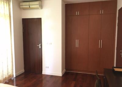 4 bed Condo in The Verandah Khlong Toei Nuea Sub District C11536