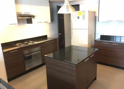 3 bed Condo in Jaspal Residence 2 Khlong Toei Nuea Sub District C11533