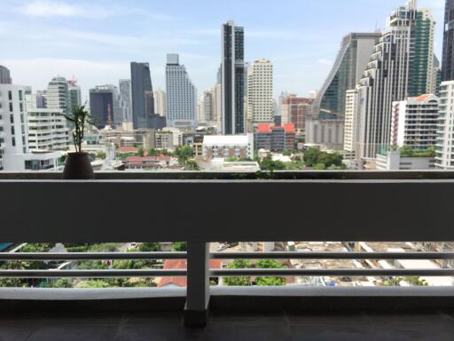 3 bed Condo in Jaspal Residence 2 Khlong Toei Nuea Sub District C11533