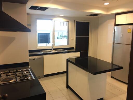 3 bed Condo in Jaspal Residence 2 Khlong Toei Nuea Sub District C11531