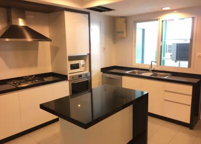 3 bed Condo in Jaspal Residence 2 Khlong Toei Nuea Sub District C11531