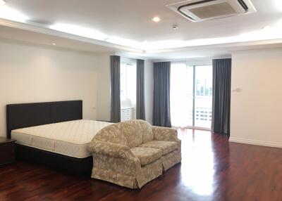 3 bed Condo in Jaspal Residence 2 Khlong Toei Nuea Sub District C11531