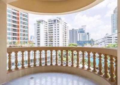 4 bed Condo in Royal Castle Khlong Tan Nuea Sub District C11506