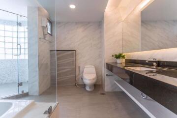 3 bed Condo in Baan Mitra Khlong Tan Nuea Sub District C11501