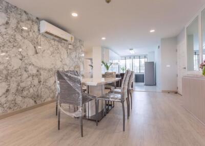 3 bed Condo in Baan Mitra Khlong Tan Nuea Sub District C11501