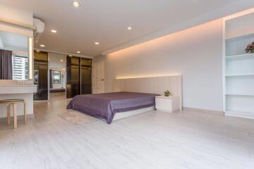 3 bed Condo in Baan Mitra Khlong Tan Nuea Sub District C11501