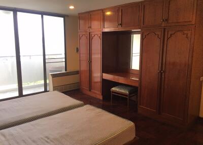 3 bed Condo in Sobna Court Sukhumvit 59 Khlong Tan Nuea Sub District C11490