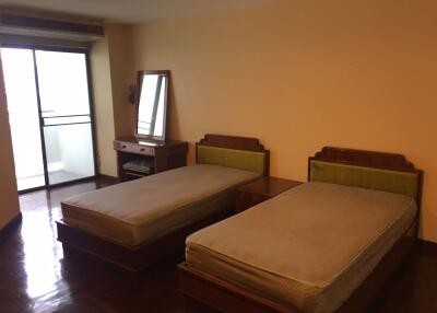 3 bed Condo in Sobna Court Sukhumvit 59 Khlong Tan Nuea Sub District C11490