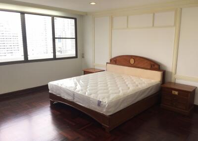 3 bed Condo in Sethiwan Palace Sukhumvit 4 Khlongtan Sub District C11486