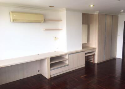 3 bed Condo in Sethiwan Palace Sukhumvit 4 Khlongtan Sub District C11486