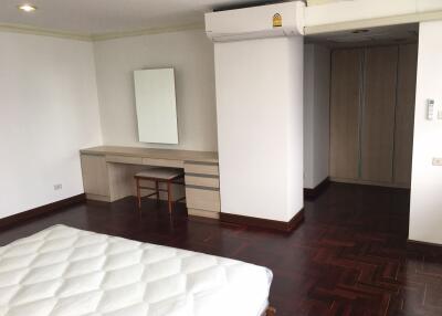 3 bed Condo in Sethiwan Palace Sukhumvit 4 Khlongtan Sub District C11486