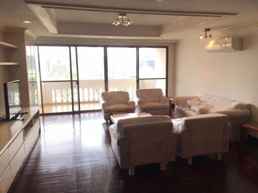 3 bed Condo in Sethiwan Palace Sukhumvit 4 Khlongtan Sub District C11486