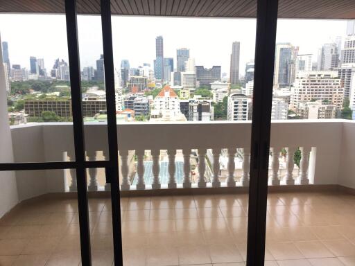 3 bed Condo in Sethiwan Palace Sukhumvit 4 Khlongtan Sub District C11486