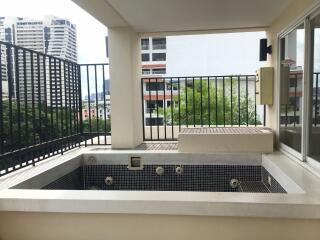 3 bed Condo in Viscaya Private Residences Khlong Tan Nuea Sub District C11468