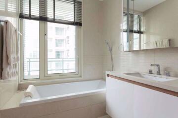 2 bed Condo in Q Langsuan Lumphini Sub District C11421