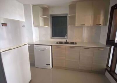 3 bed Condo in All Season Mansion Lumphini Sub District C11416