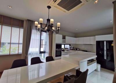 4 bed Condo in Parc Priva Huai Khwang Sub District C11403