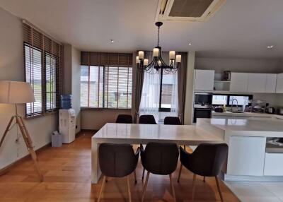 4 bed Condo in Parc Priva Huai Khwang Sub District C11403