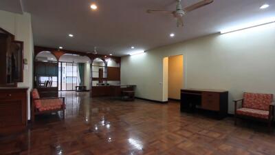 3 bed Condo in Rishi Court Khlong Toei Nuea Sub District C11386