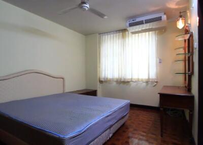3 bed Condo in Rishi Court Khlong Toei Nuea Sub District C11386