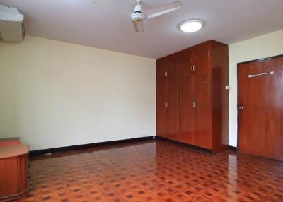 3 bed Condo in Rishi Court Khlong Toei Nuea Sub District C11386