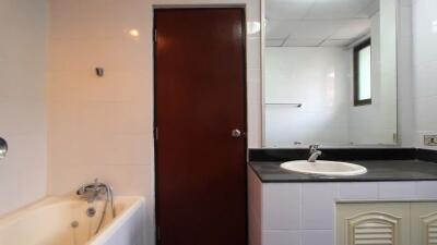 3 ห้องนอน, 3 ห้องน้ำ คอนโด ราคา ฿ 40,000/เดือน