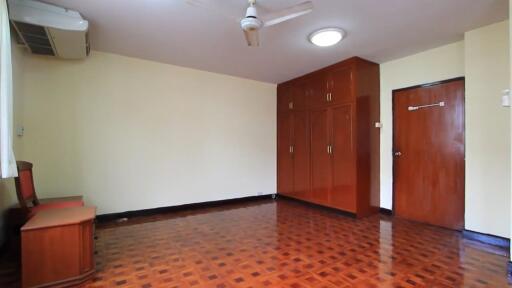 3 bed Condo in Rishi Court Khlong Toei Nuea Sub District C11386