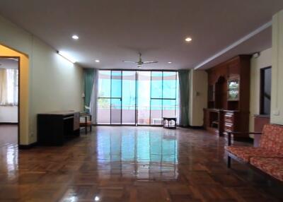 3 bed Condo in Rishi Court Khlong Toei Nuea Sub District C11386