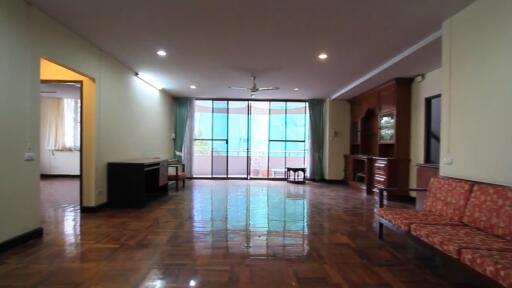 3 bed Condo in Rishi Court Khlong Toei Nuea Sub District C11386