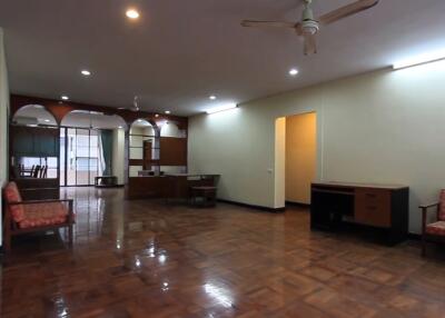 3 bed Condo in Rishi Court Khlong Toei Nuea Sub District C11386