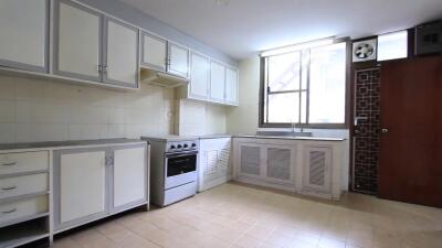 3 bed Condo in Rishi Court Khlong Toei Nuea Sub District C11386