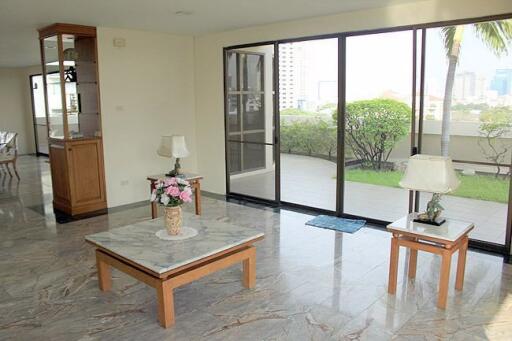 4 bed Penthouse in Wewon Mansion Khlong Tan Nuea Sub District P11064