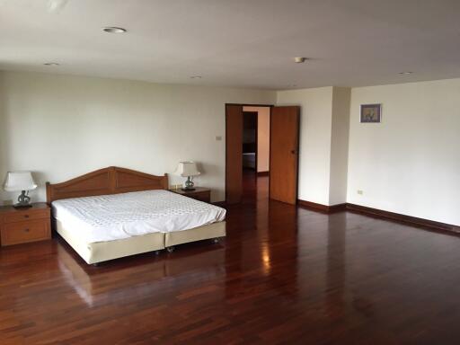 4 bed Penthouse in Wewon Mansion Khlong Tan Nuea Sub District P11064