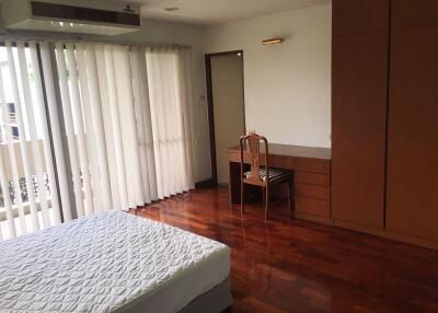 3 bed Condo in Wewon Mansion Khlong Tan Nuea Sub District C11380