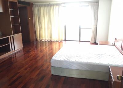 3 bed Condo in Wewon Mansion Khlong Tan Nuea Sub District C11380
