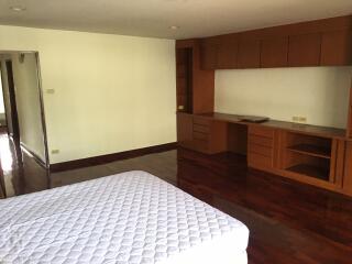 3 bed Condo in Wewon Mansion Khlong Tan Nuea Sub District C11380