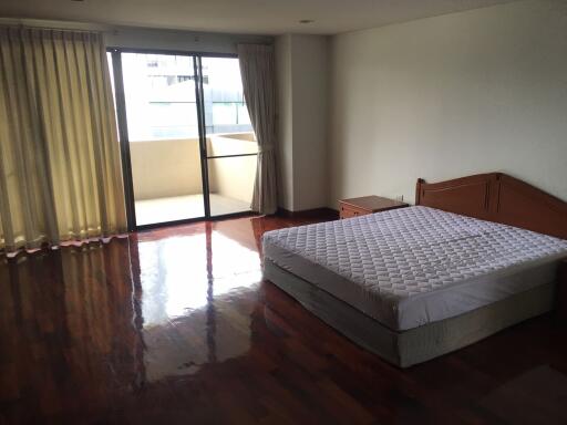 3 bed Condo in Wewon Mansion Khlong Tan Nuea Sub District C11380