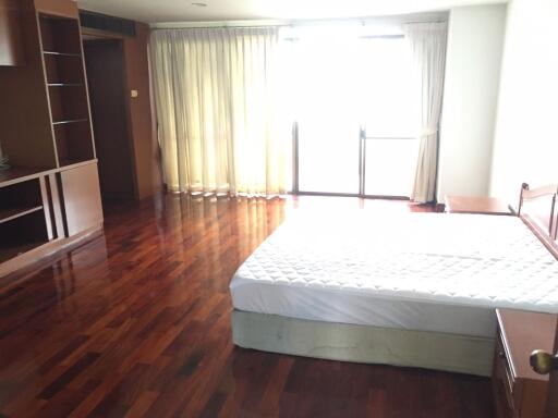 3 bed Condo in Wewon Mansion Khlong Tan Nuea Sub District C11380