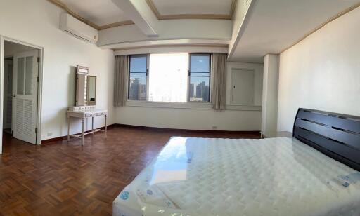 3 bed Penthouse in KC Court Apartment Khlong Tan Nuea Sub District P11063