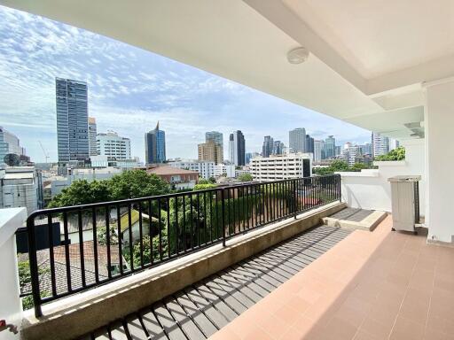 3 bed Condo in KC Court Apartment Khlong Tan Nuea Sub District C11371