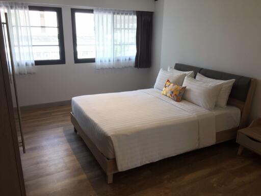 3 bed Condo in Villa Bajaj Khlong Toei Nuea Sub District C11330