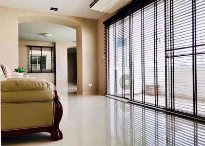 2 bed Condo in 33 Tower Khlong Tan Nuea Sub District C11311