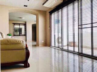 2 bed Condo in 33 Tower Khlong Tan Nuea Sub District C11311