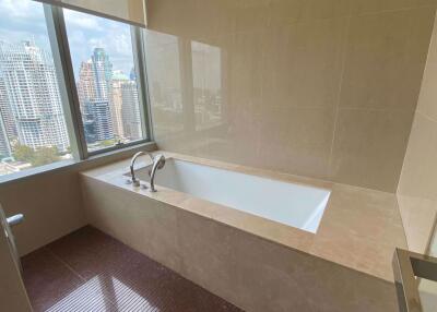 3 bed Condo in 185 Rajadamri Lumphini Sub District C11306