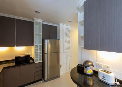 3 bed Condo in Krystal Court Khlong Toei Nuea Sub District C11299