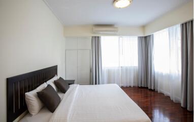 3 bed Condo in Krystal Court Khlong Toei Nuea Sub District C11299