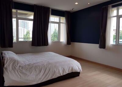 3 bed Condo in The Cadogan Private Residence Khlong Tan Nuea Sub District C11240