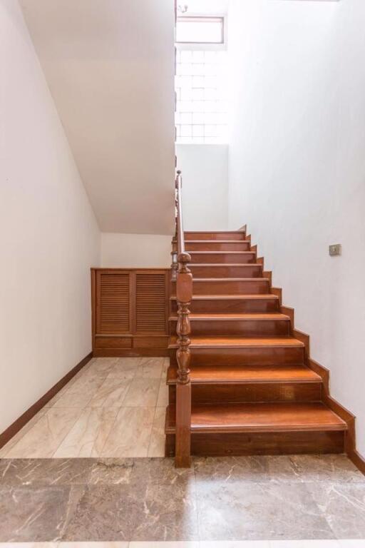 4 bed House Khlongtan Sub District H10920