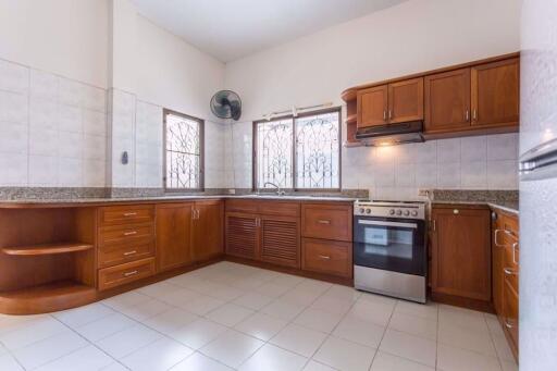 4 bed House Khlongtan Sub District H10920